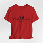 Mama EST. 2026 – Minimalistisches Mama Shirt mit Babyfüßen & Herzdesign
