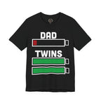 Dad Battery Low – Twins Fully Charged T-Shirt | Lustiges Zwillingspapa Shirt | Parent Reality Club