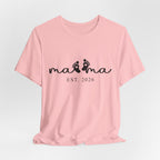 Mama EST. 2026 – Minimalistisches Mama Shirt mit Babyfüßen & Herzdesign