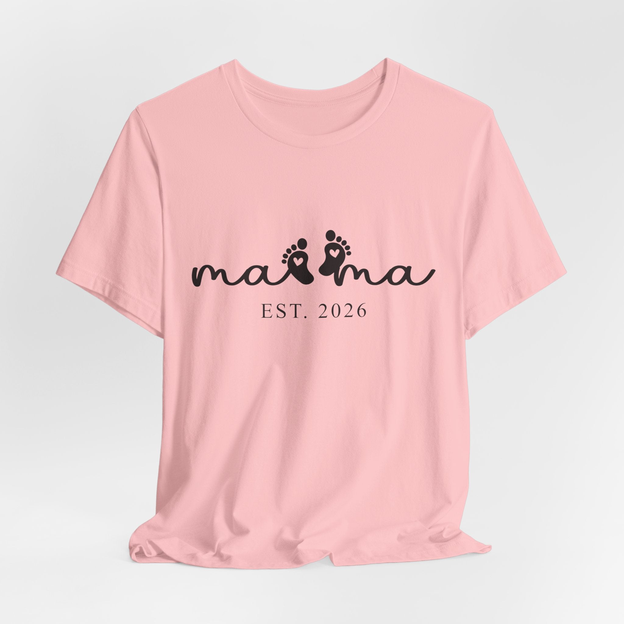 Mama EST. 2026 – Minimalistisches Mama Shirt mit Babyfüßen & Herzdesign