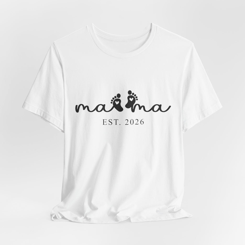 Mama EST. 2026 – Minimalistisches Mama Shirt mit Babyfüßen & Herzdesign