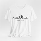 Mama EST. 2026 – Minimalistisches Mama Shirt mit Babyfüßen & Herzdesign