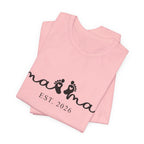 Mama EST. 2026 – Minimalistisches Mama Shirt mit Babyfüßen & Herzdesign