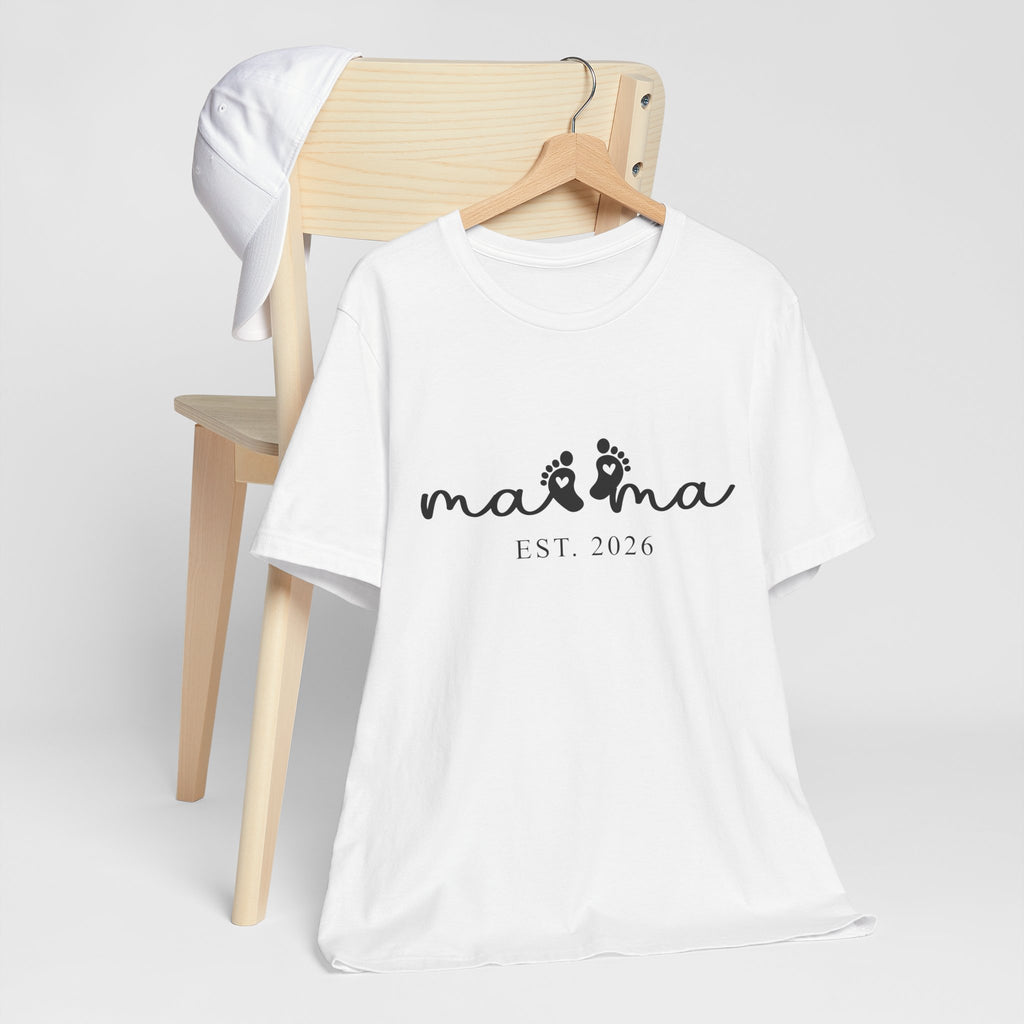 Mama EST. 2026 – Minimalistisches Mama Shirt mit Babyfüßen & Herzdesign