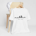 Mama EST. 2026 – Minimalistisches Mama Shirt mit Babyfüßen & Herzdesign