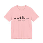 Mama EST. 2026 – Minimalistisches Mama Shirt mit Babyfüßen & Herzdesign