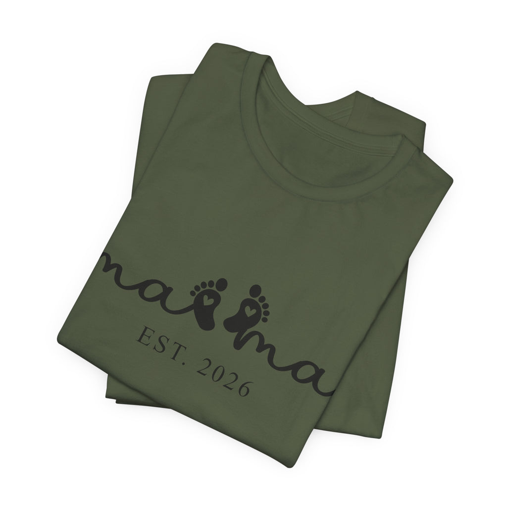 Mama EST. 2026 – Minimalistisches Mama Shirt mit Babyfüßen & Herzdesign
