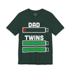 Dad Battery Low – Twins Fully Charged T-Shirt | Lustiges Zwillingspapa Shirt | Parent Reality Club
