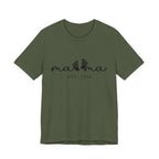 Mama EST. 2026 – Minimalistisches Mama Shirt mit Babyfüßen & Herzdesign