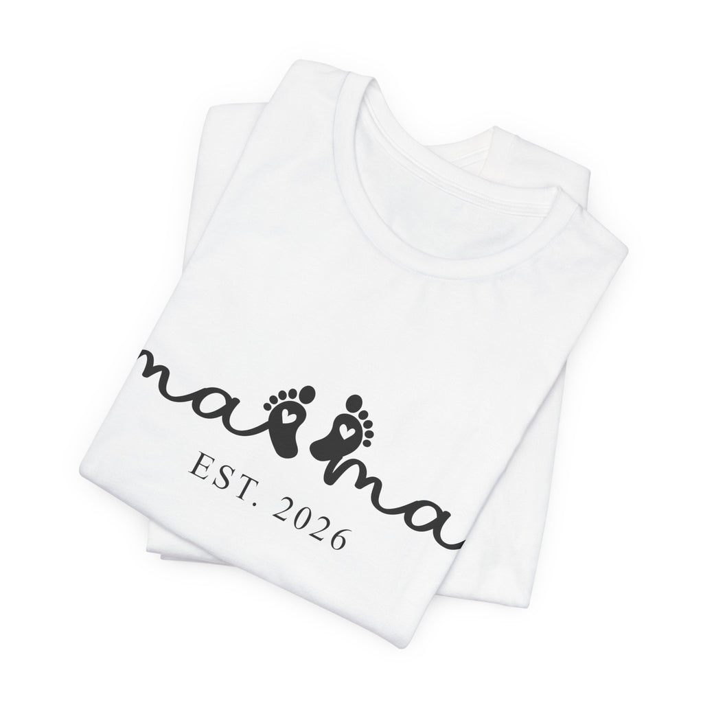 Mama EST. 2026 – Minimalistisches Mama Shirt mit Babyfüßen & Herzdesign