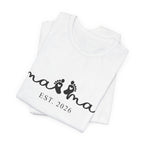 Mama EST. 2026 – Minimalistisches Mama Shirt mit Babyfüßen & Herzdesign