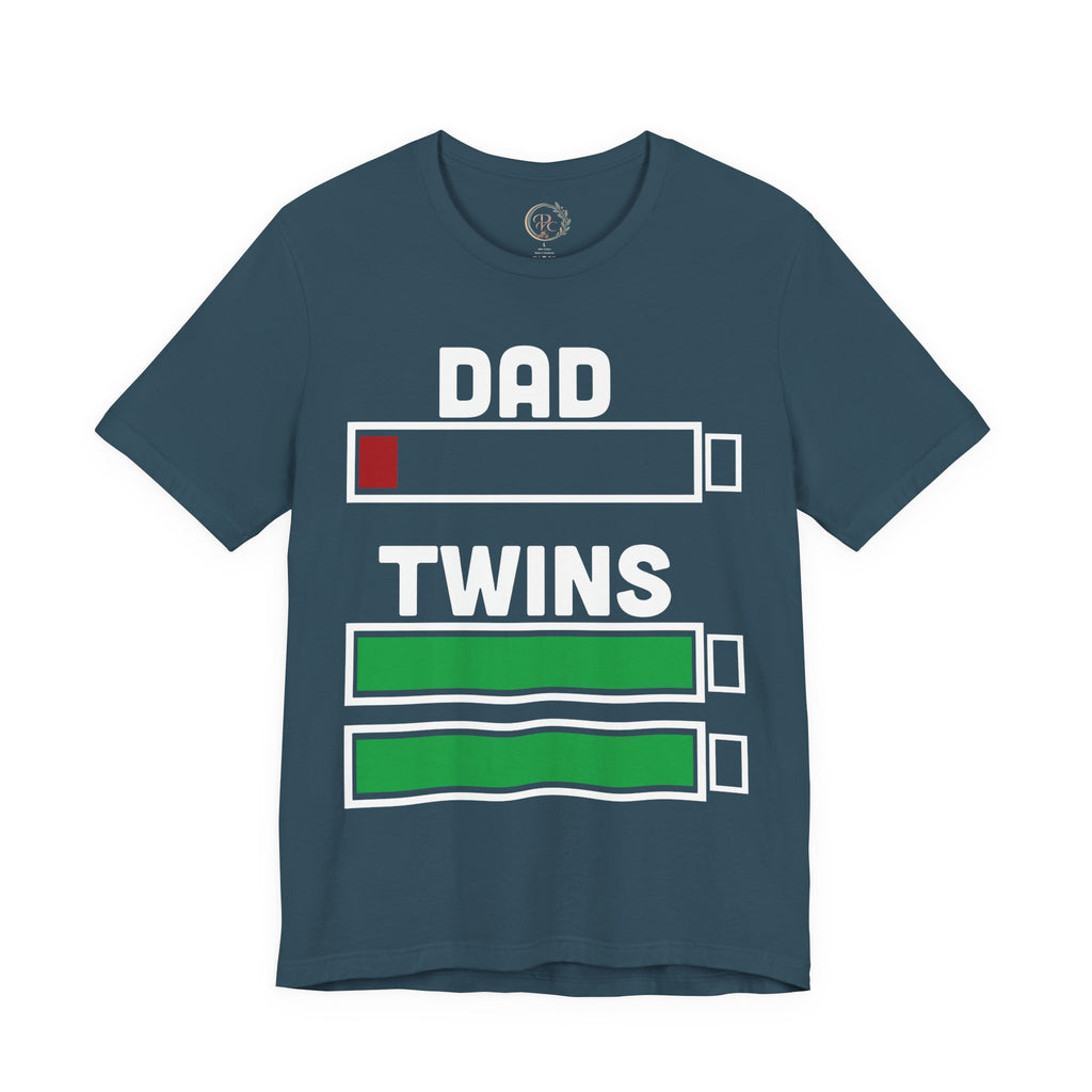 Dad Battery Low – Twins Fully Charged T-Shirt | Lustiges Zwillingspapa Shirt | Parent Reality Club