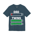 Dad Battery Low – Twins Fully Charged T-Shirt | Lustiges Zwillingspapa Shirt | Parent Reality Club