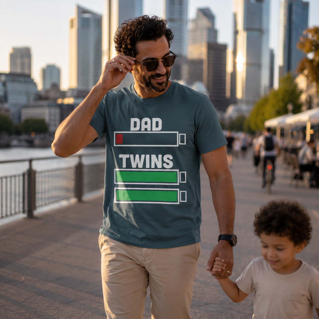 Dad Battery Low – Twins Fully Charged T-Shirt | Lustiges Zwillingspapa Shirt | Parent Reality Club