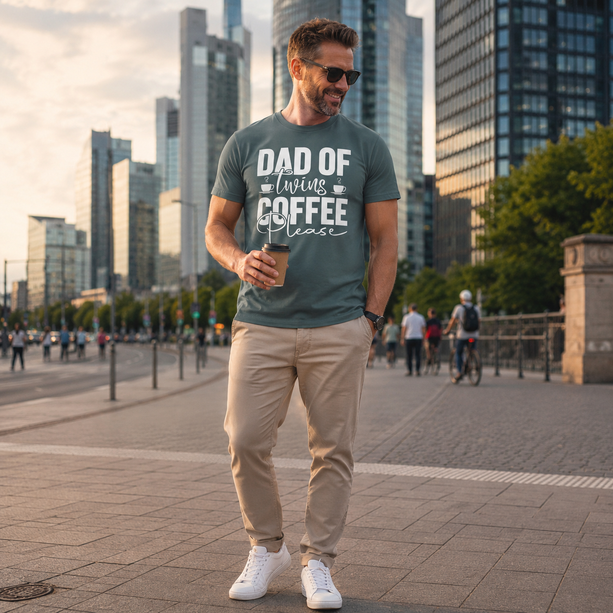 Dad of Twins Coffee Please T-Shirt – Lustiges Zwillingspapa Shirt für den Elternalltag