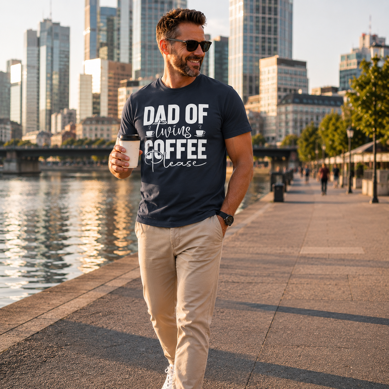 Dad of Twins Coffee Please T-Shirt – Lustiges Zwillingspapa Shirt für den Elternalltag